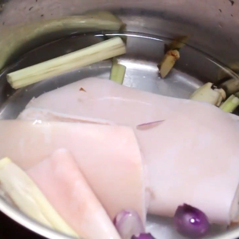 Step 2 Boil the pork skin Pork skin (pig skin) soaked in sweet and sour