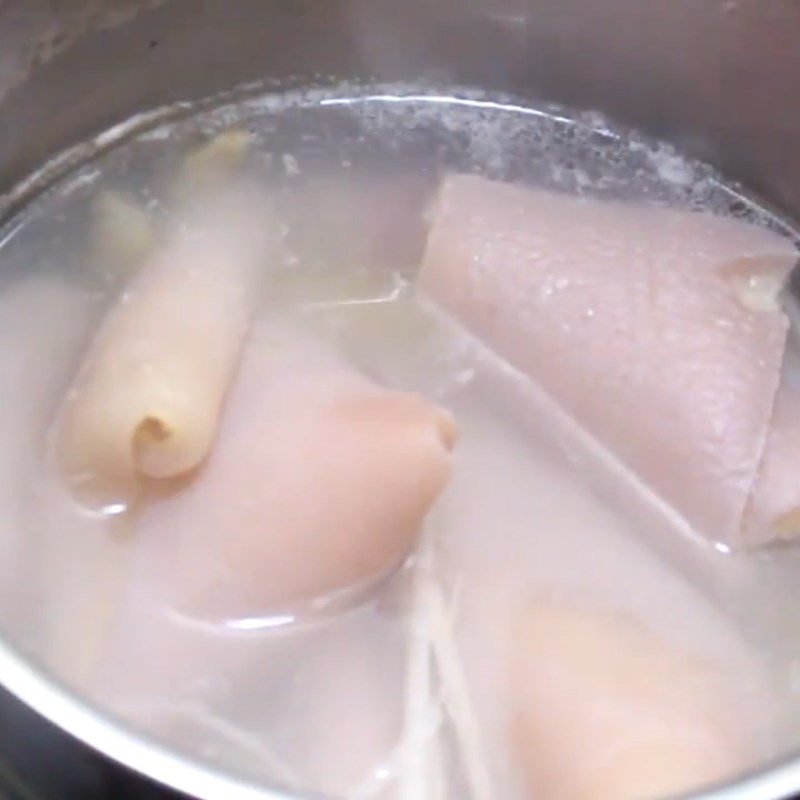 Step 2 Boil the pork skin Pork skin (pig skin) soaked in sweet and sour