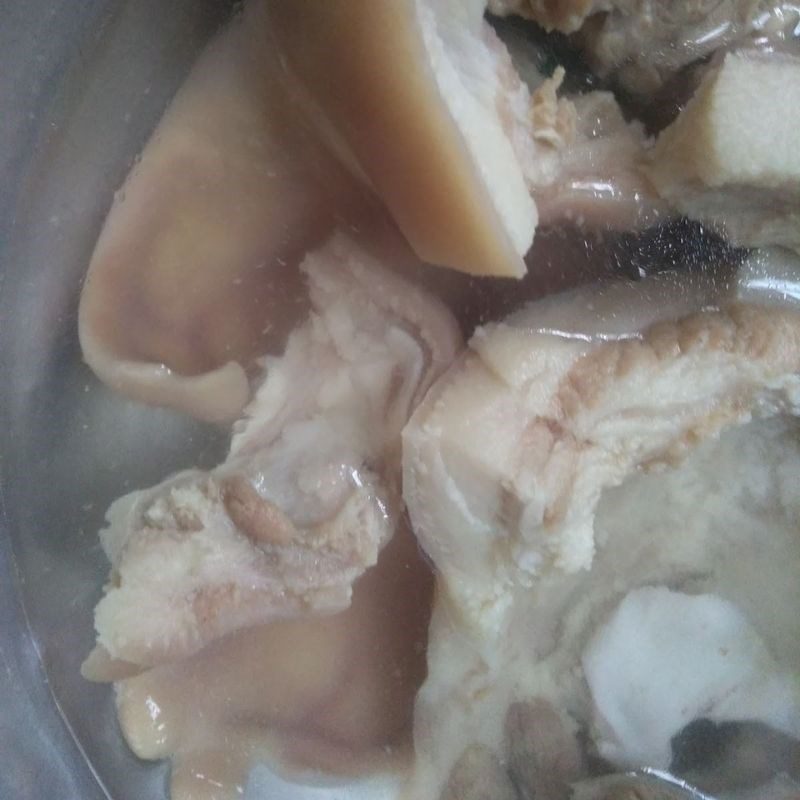 Step 2 Boil the head, ears, and pig trotters for Gio Thu (recipe shared by a user)