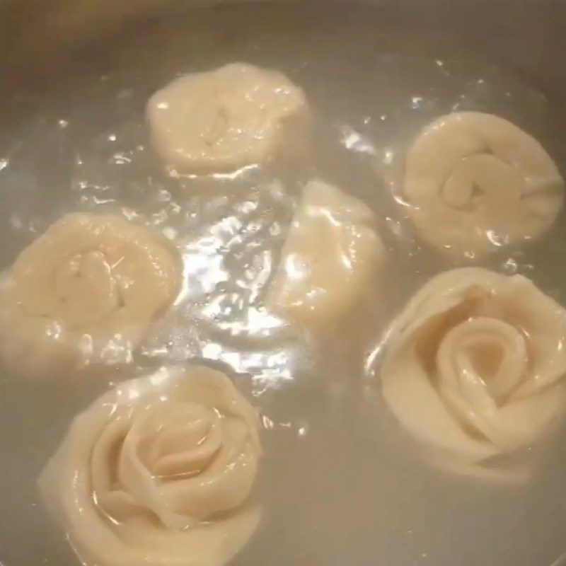 Step 6 Boil the shrimp dumplings