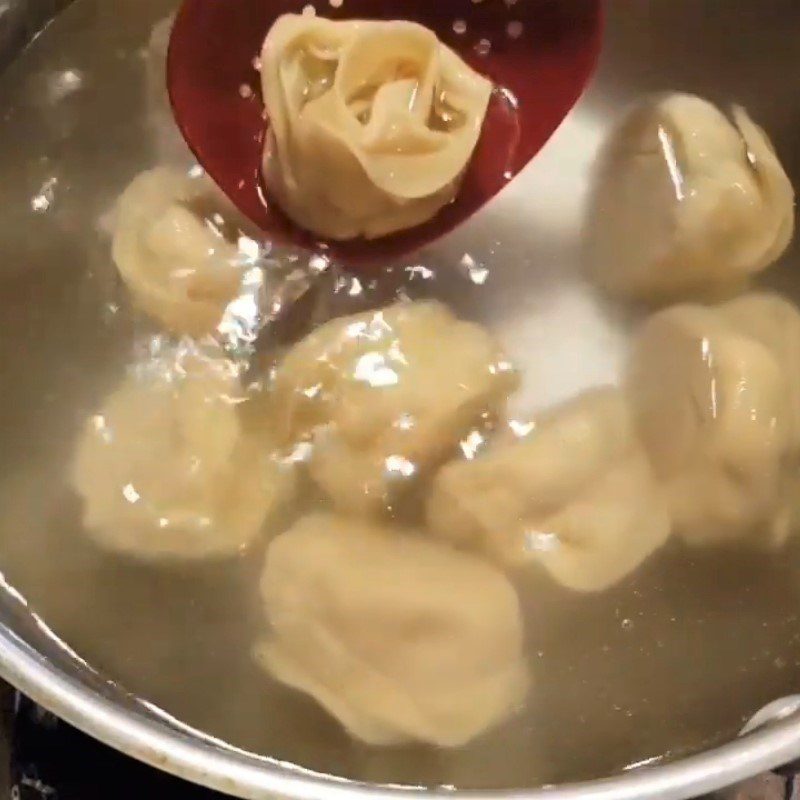 Step 6 Boil the shrimp dumplings