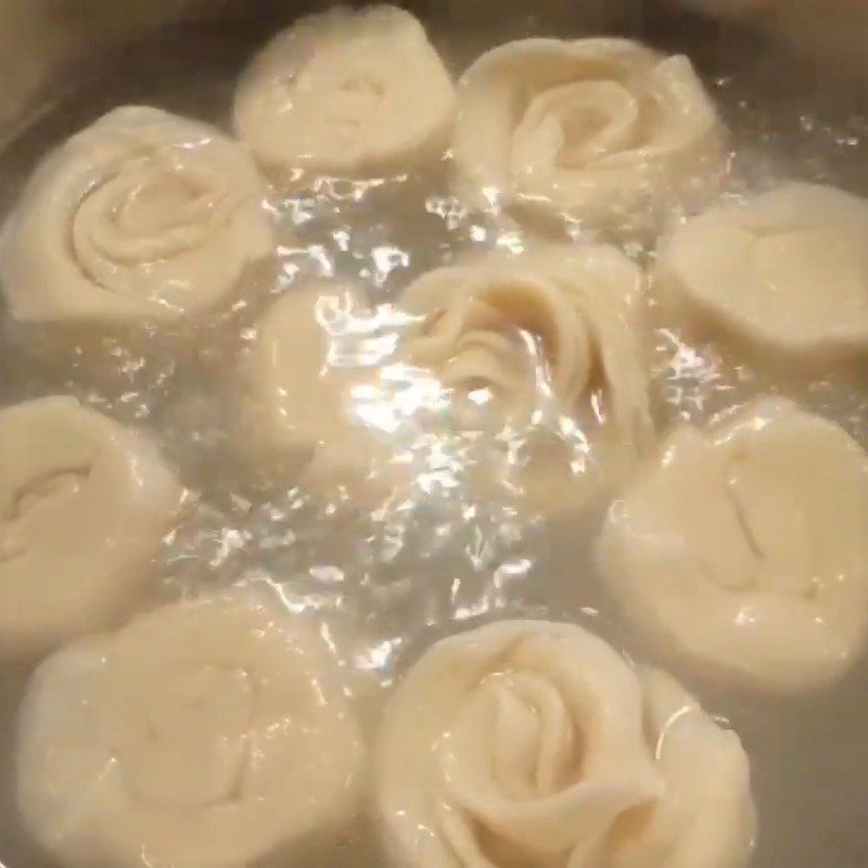 Step 6 Boil the shrimp dumplings