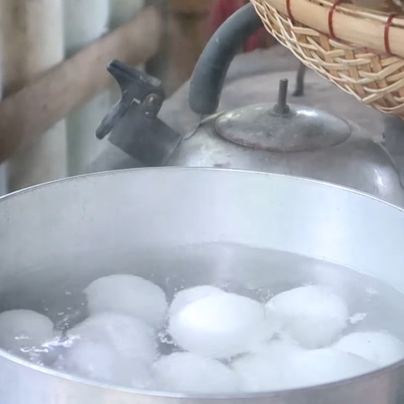 Step 1 Boil duck eggs Stir-fried duck eggs with satay