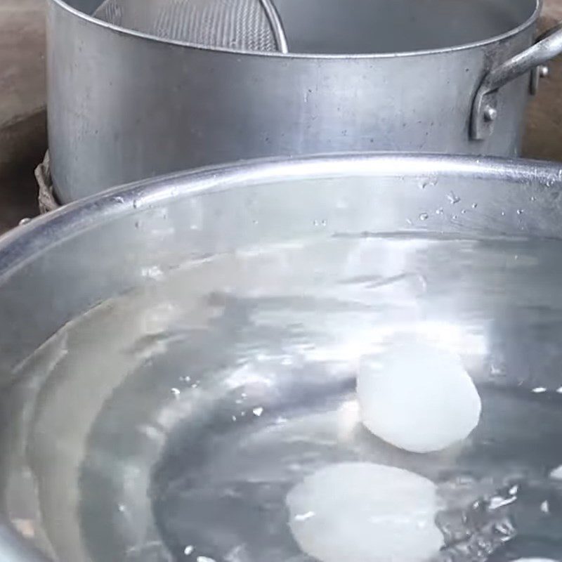 Step 1 Boiling duck eggs Crispy fried duck eggs