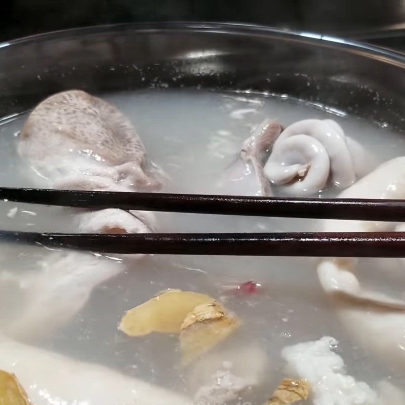 Step 4 Boil the intestines for pig offal stew