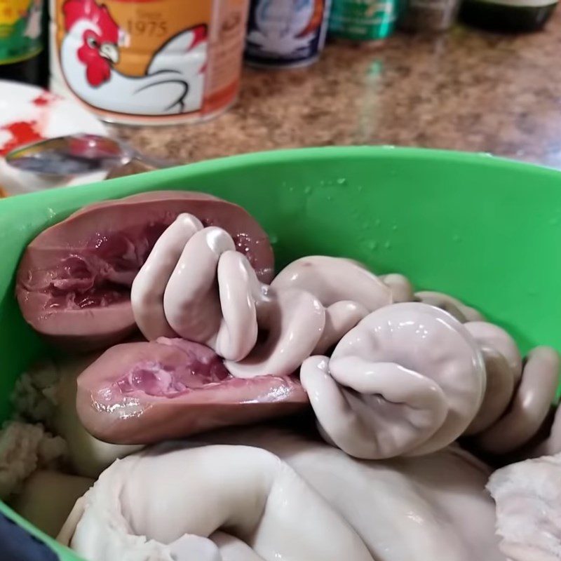 Step 4 Boil the intestines for pig offal stew