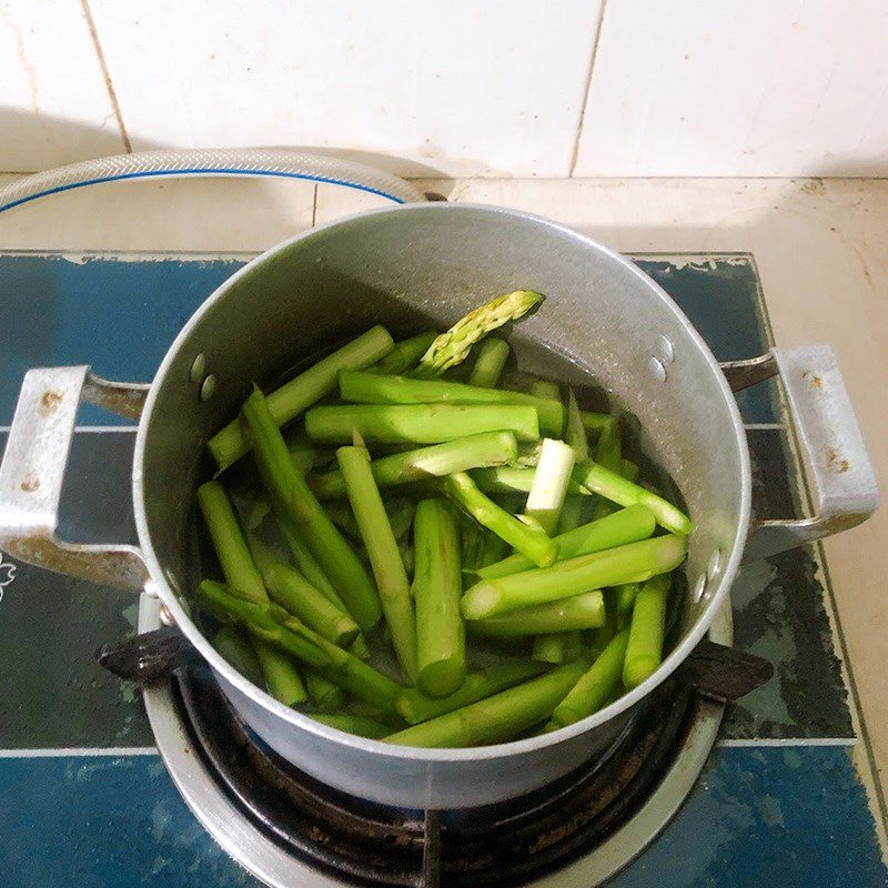 Step 2 Boil asparagus Stir-fried asparagus with straw mushrooms