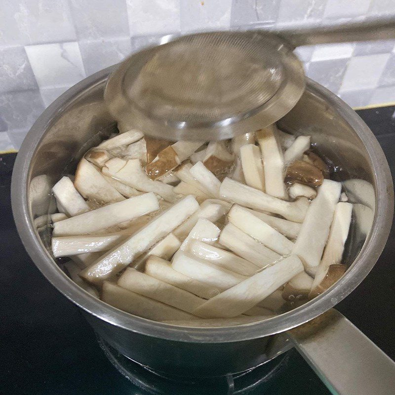 Step 4 Boil the chicken thigh mushrooms Chicken thigh mushrooms stir-fried with beef