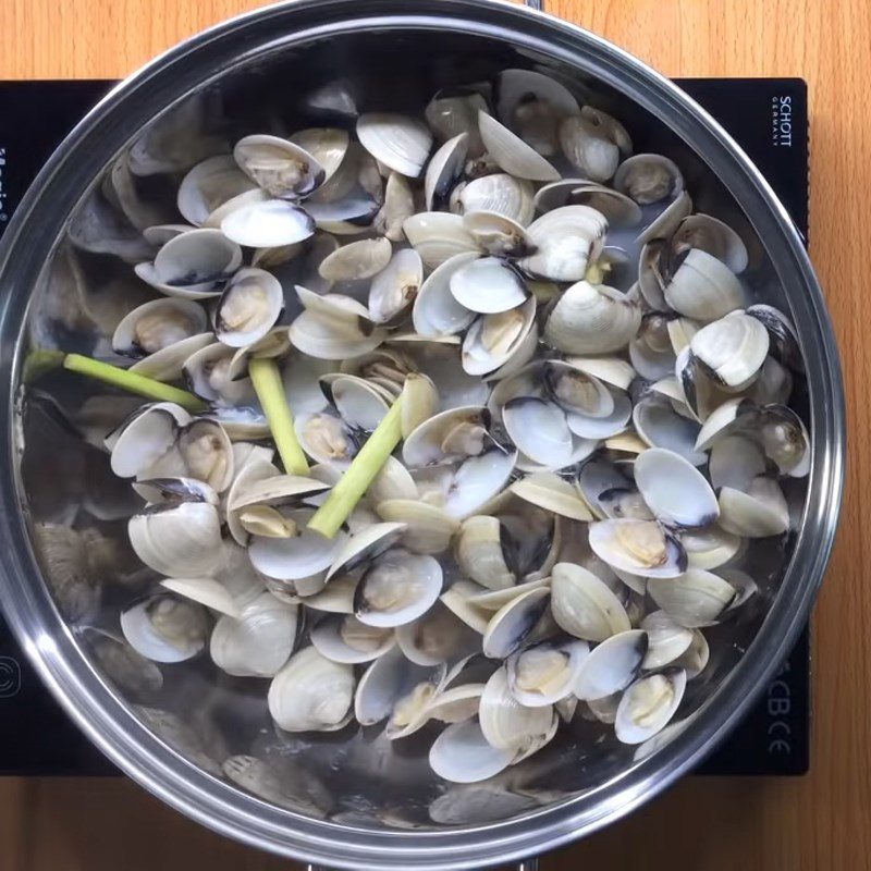 Step 3 Boil the clams for clam soup with dill and tomato