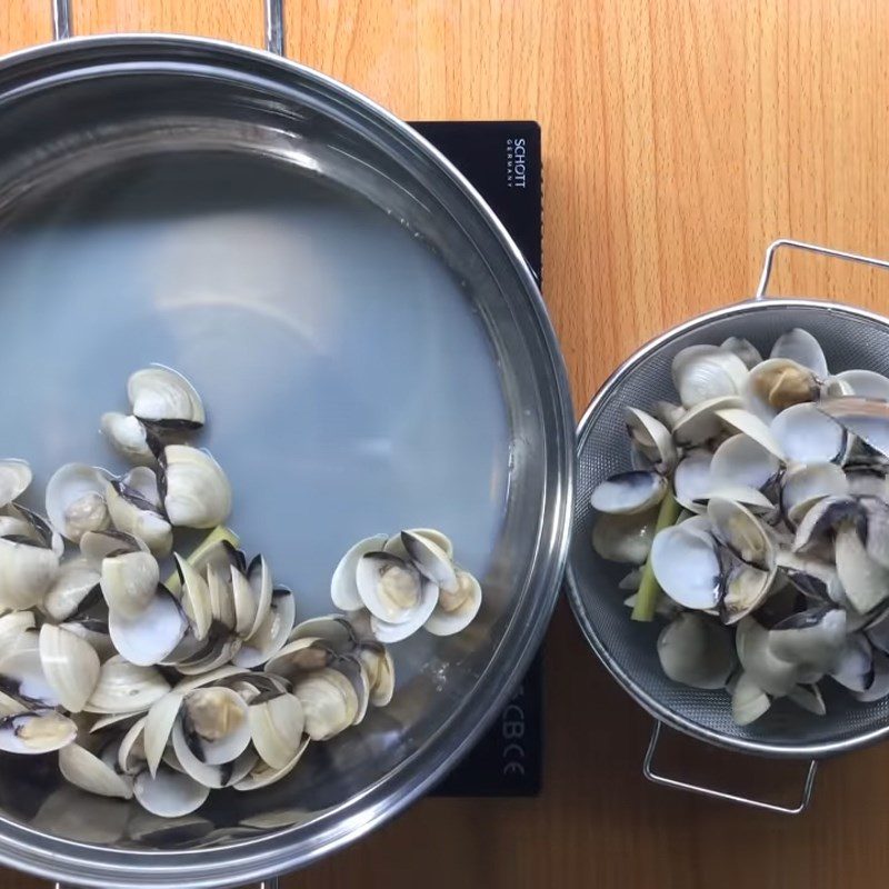 Step 3 Boil the clams for clam soup with dill and tomato