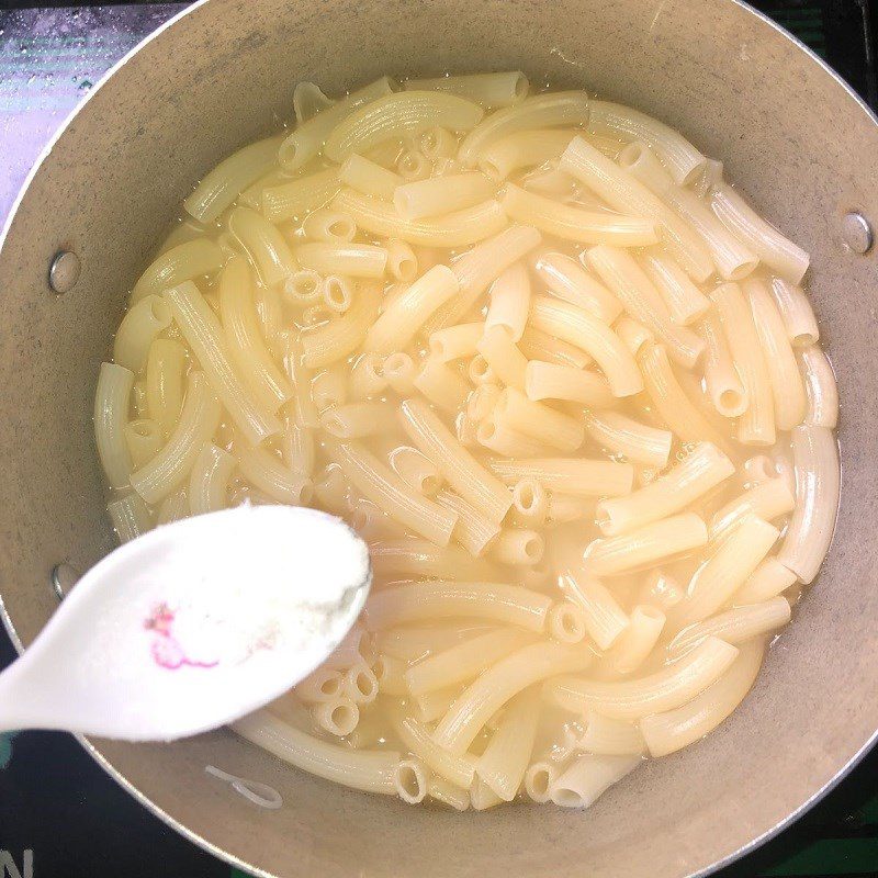 Step 2 Boil pasta Stir-fried snakehead fish