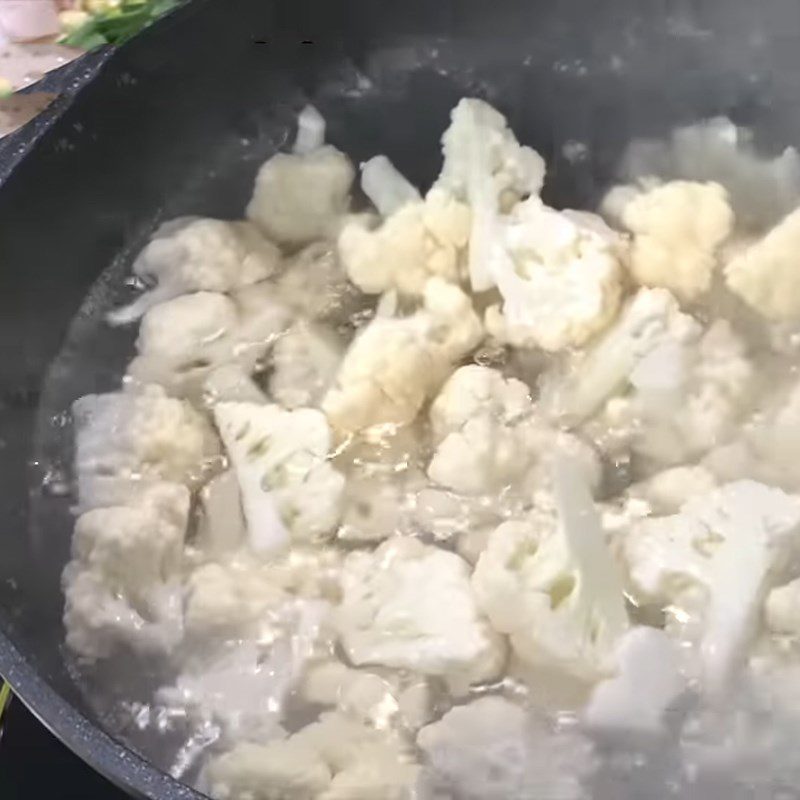 Step 2 Boil the cauliflower for stir-fried cauliflower with mushrooms