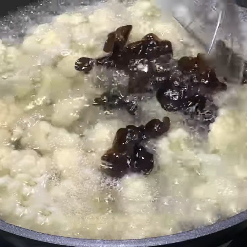 Step 2 Boil the cauliflower for stir-fried cauliflower with mushrooms