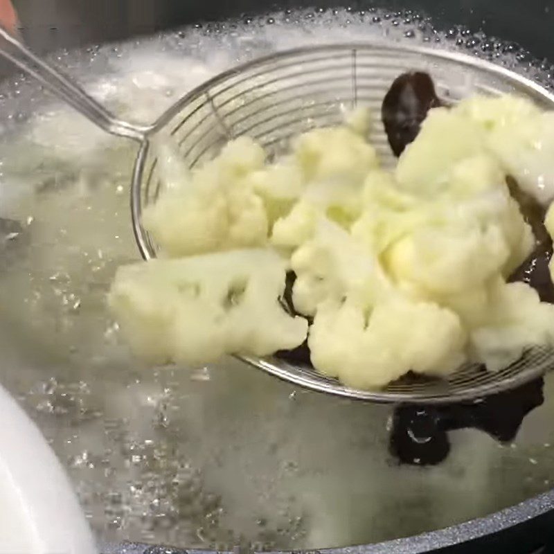 Step 2 Boil the cauliflower for stir-fried cauliflower with mushrooms