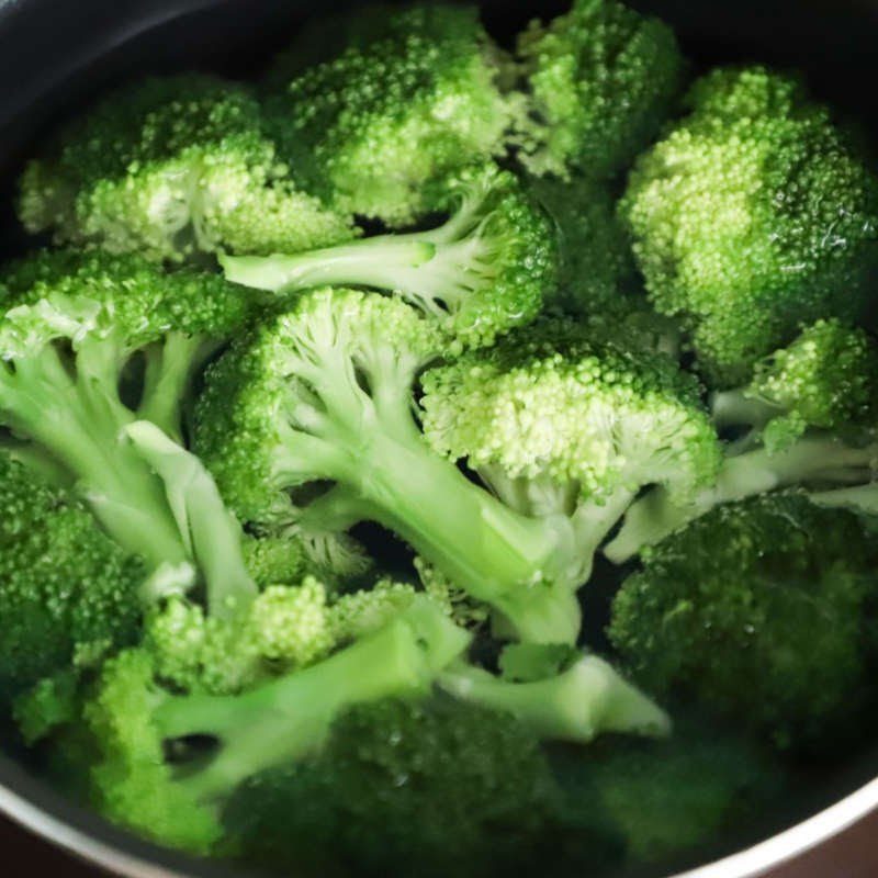 Step 2 Boil broccoli and stir-fry shrimp Stir-fried shrimp with vegetables