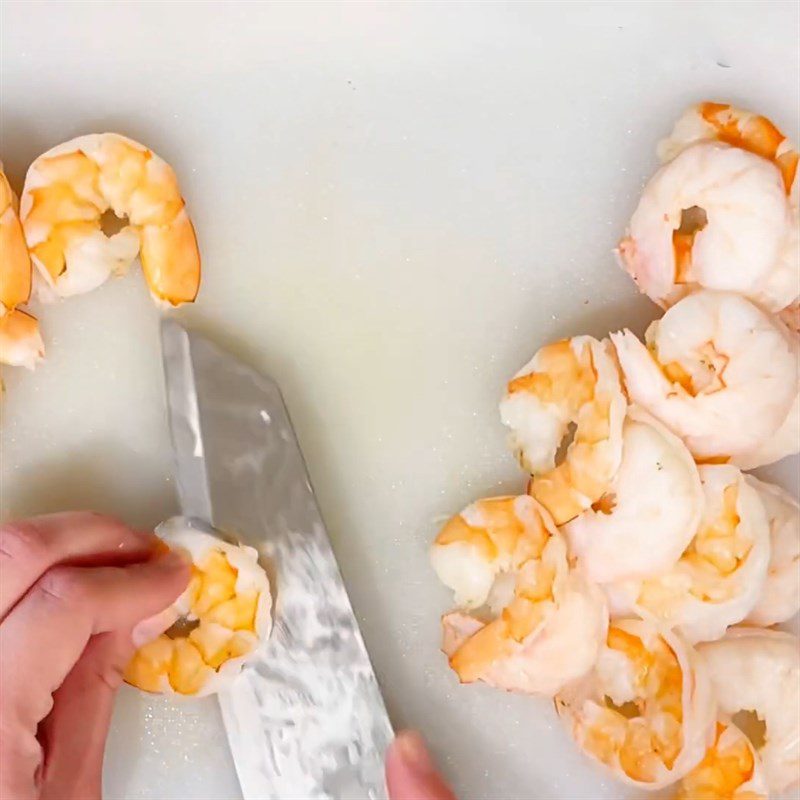 Step 2 Boil pig ears and shrimp for grapefruit salad