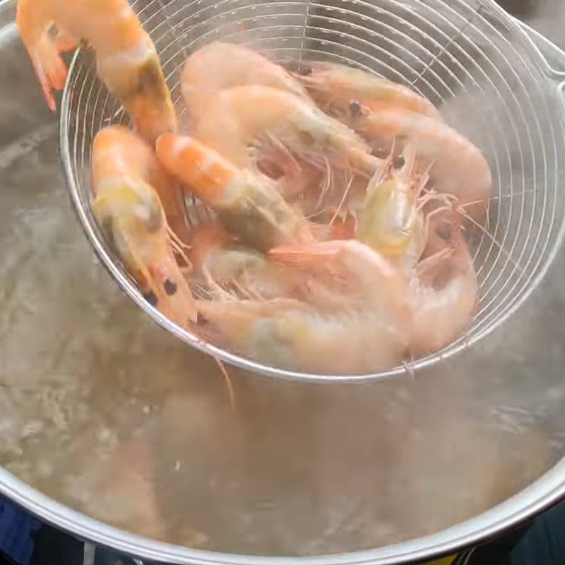 Step 4 Boil shrimp and pig's snout Taro salad with shrimp and pork