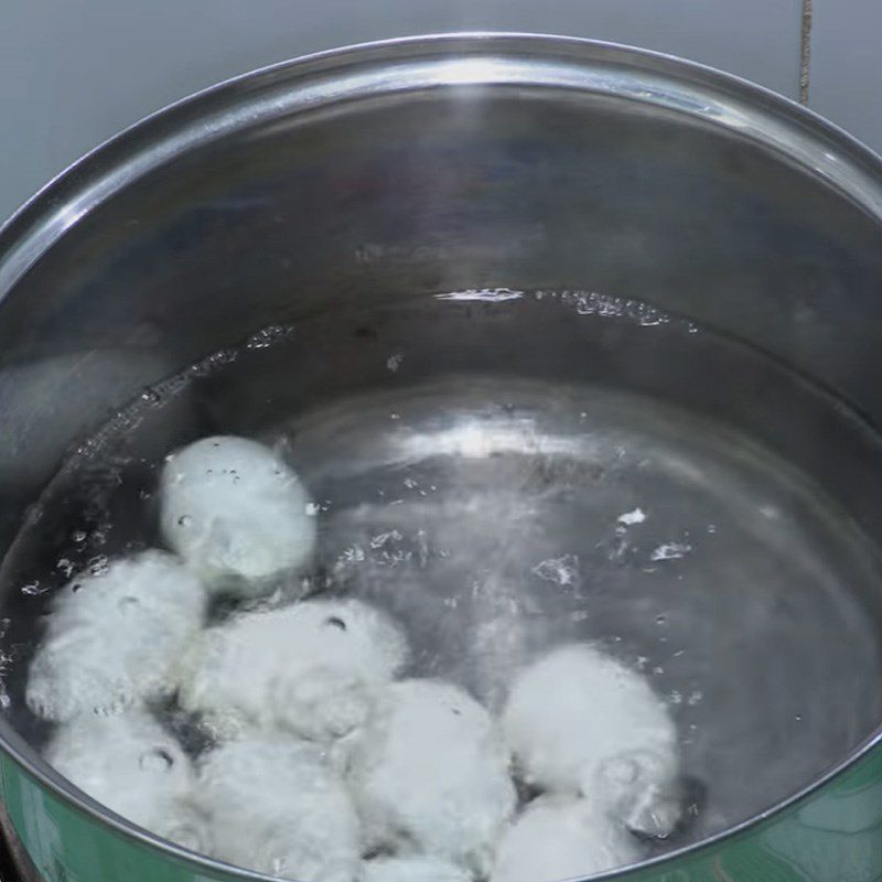 Step 3 Boiling duck eggs for stewed ribs