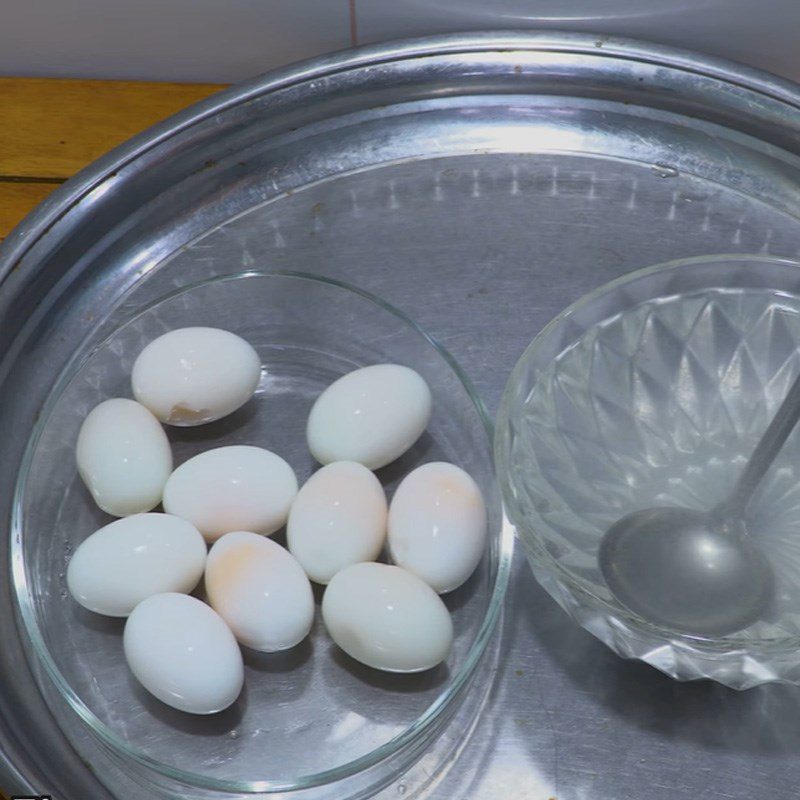 Step 3 Boiling duck eggs for stewed ribs