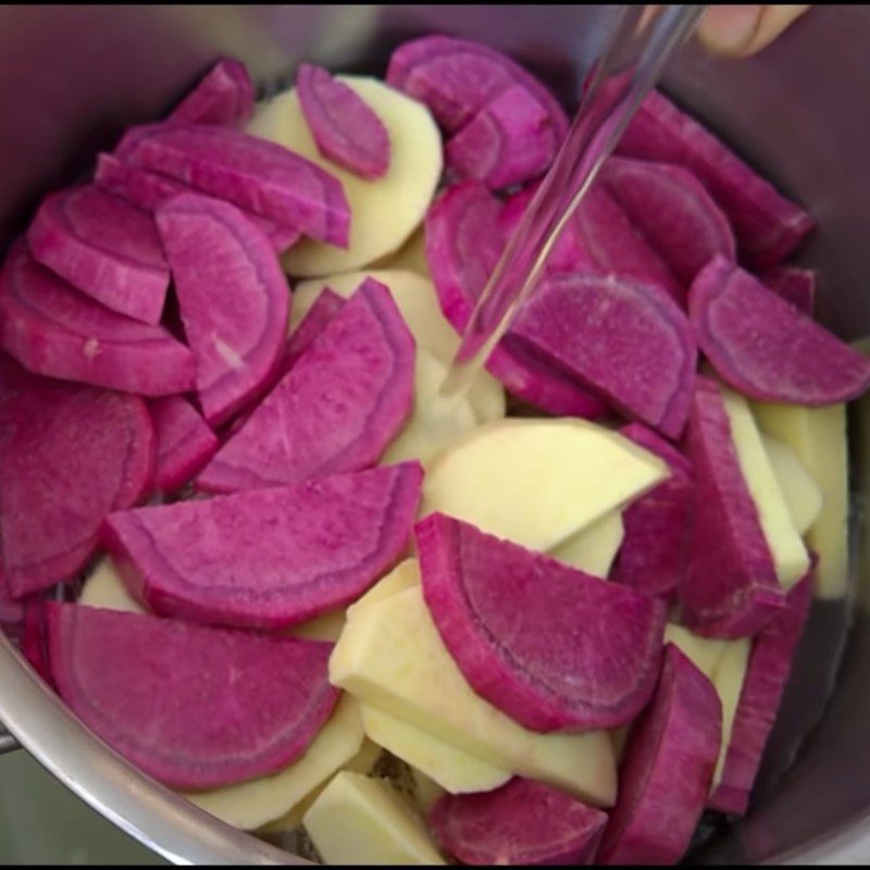 Step 2 Boil and puree the taro for Mooncake with taro jelly filling