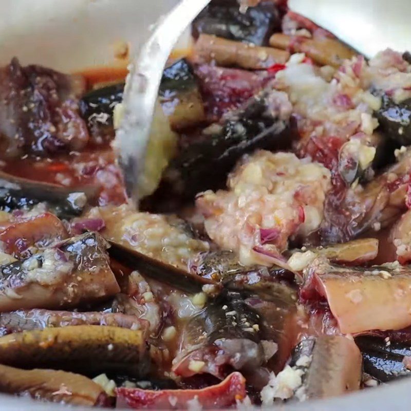 Step 3 Marinate eel Eel stewed with banana stem