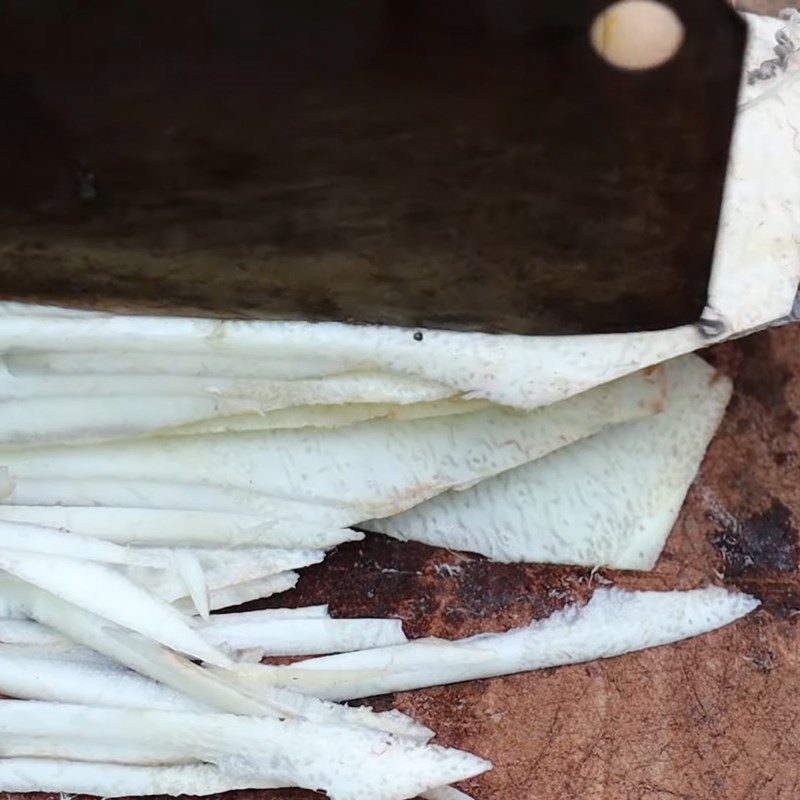 Step 4 Prepare banana stem Eel stewed with banana stem