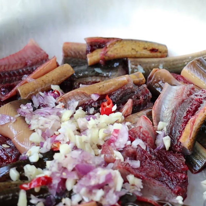 Step 3 Marinate the eel Eel stewed with bamboo shoots