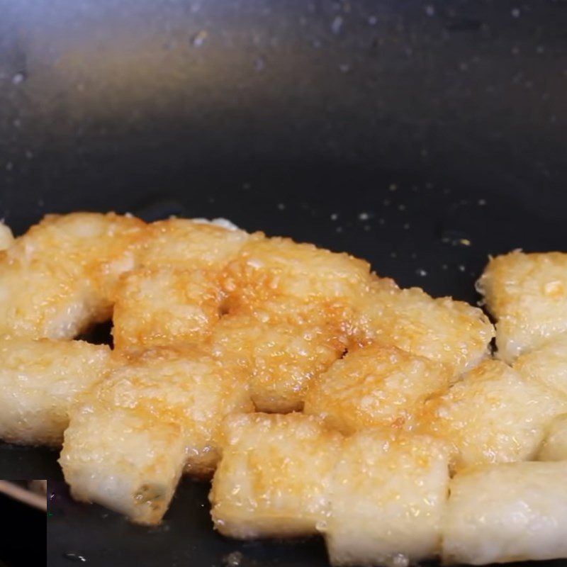 Step 6 Fry the fried dough Fried dough made from ground rice flour