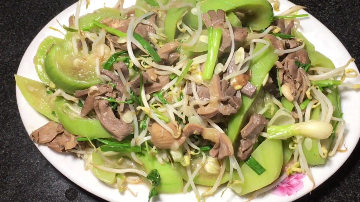 Stir-fried gizzards with bottle gourd