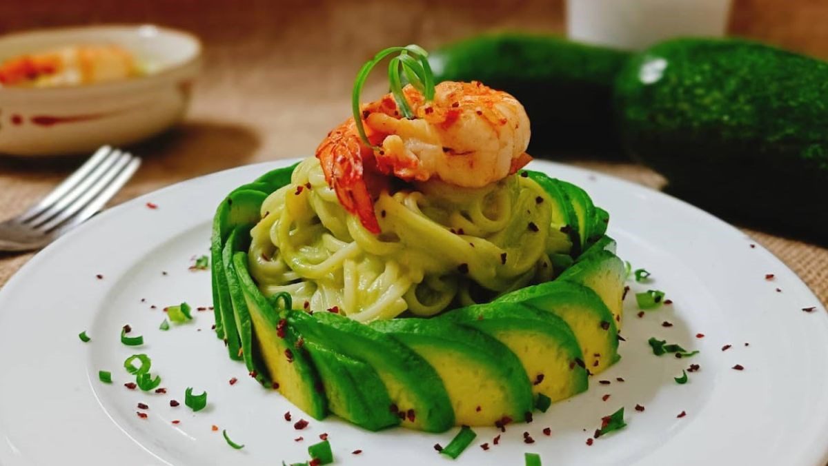 Pasta with avocado cream sauce