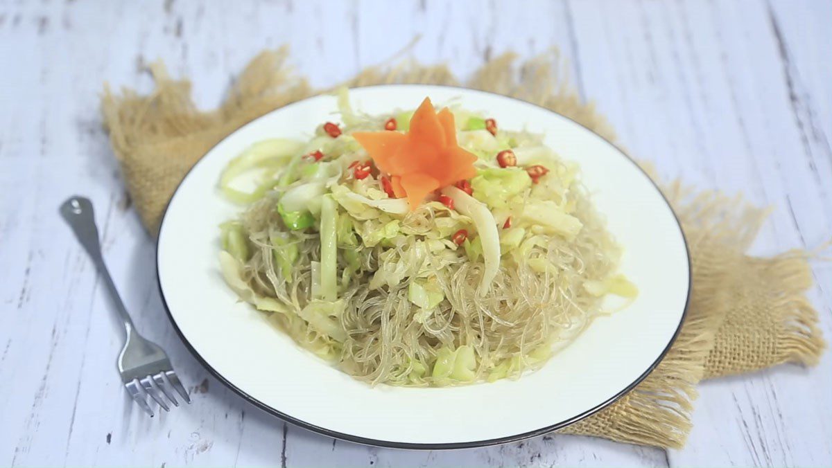 Vegetarian Stir-Fried Noodles with Cabbage