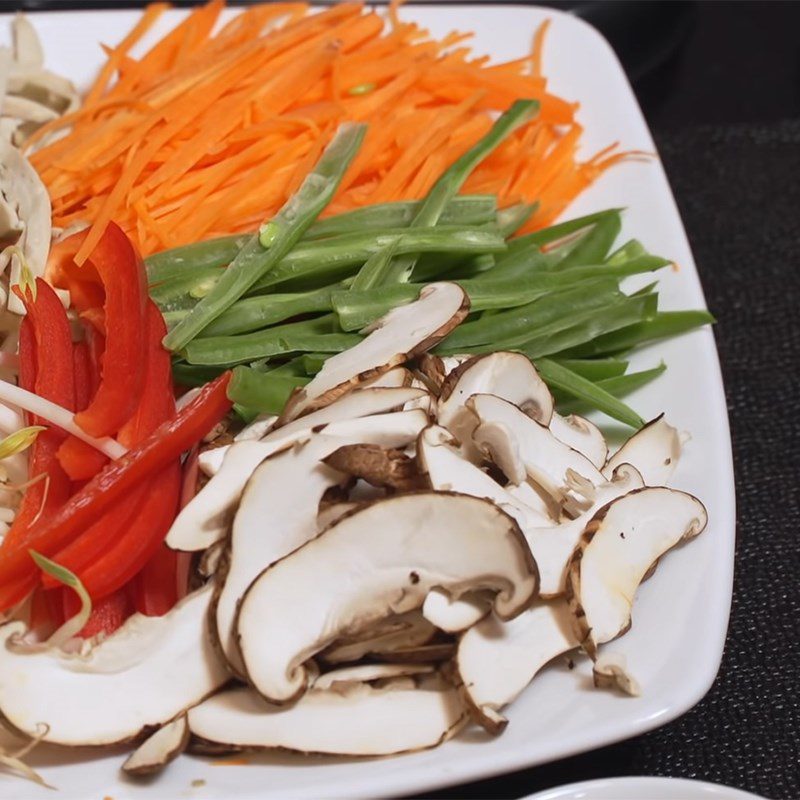 Step 1 Prepare the ingredients for Vegetarian Stir-Fried Noodles