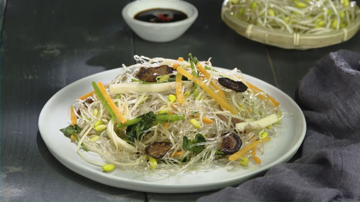 Stir-fried vermicelli with bean sprouts and mushrooms