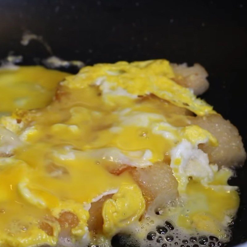 Step 6 Fry the fried dough Fried dough made from ground rice flour