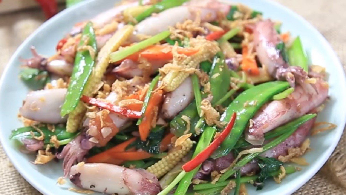 Stir-fried squid with garlic chives