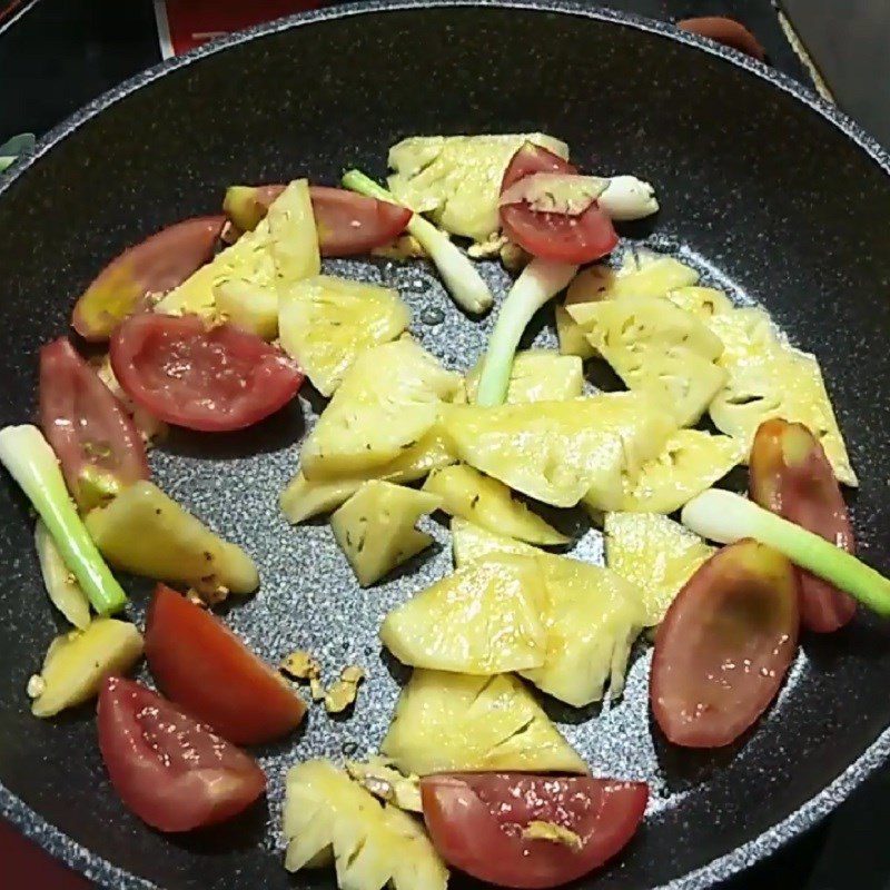 Step 3 Stir-frying squid Squid with pineapple stir-fry