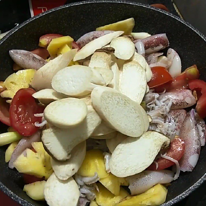 Step 3 Stir-frying squid Squid with pineapple stir-fry