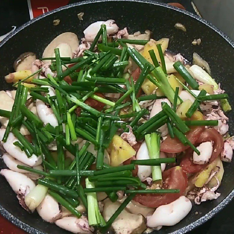 Step 3 Stir-frying squid Squid with pineapple stir-fry