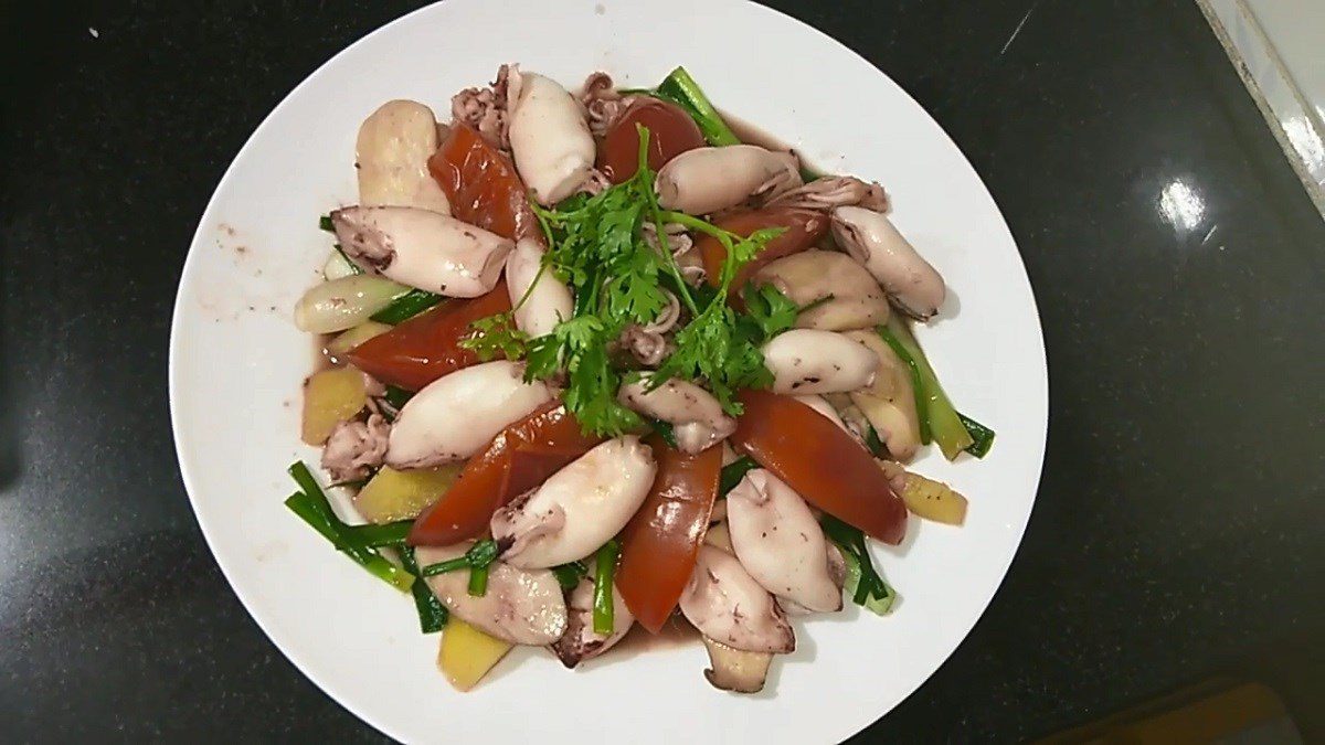 Stir-fried Squid with Pineapple