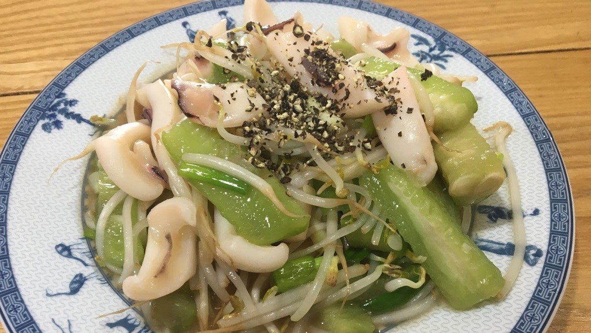 Stir-fried squid with gourd (recipe shared by a user)