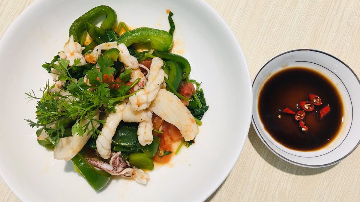 Stir-fried squid with bell peppers