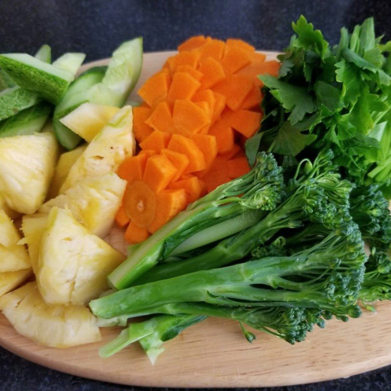 Step 2 Prepare other ingredients Stir-fried squid with pineapple and carrot