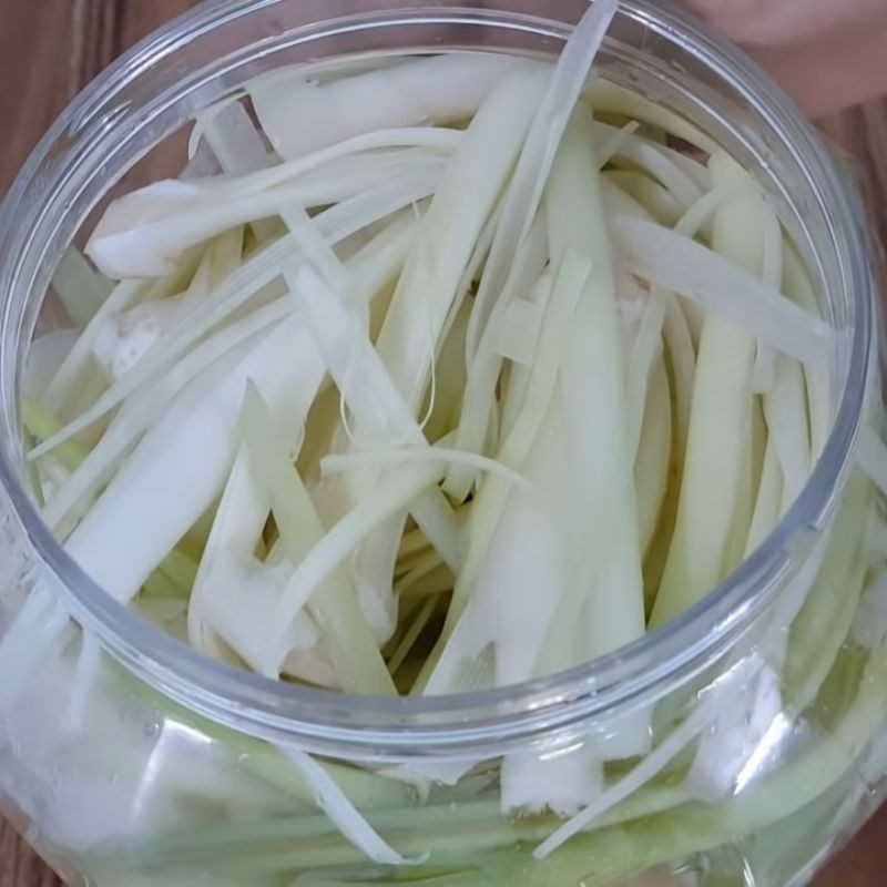 Step 3 Pickling the water lily stems