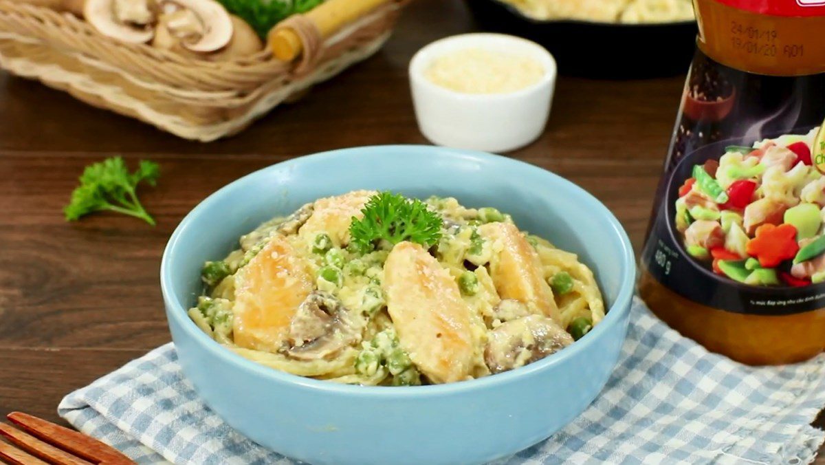 Spaghetti with chicken and mushroom cream sauce