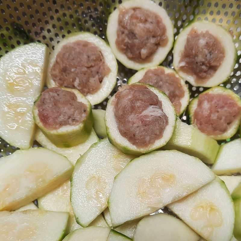 Step 2 Stuff the filling into the zucchini for Zucchini Soup stuffed with shrimp and meat