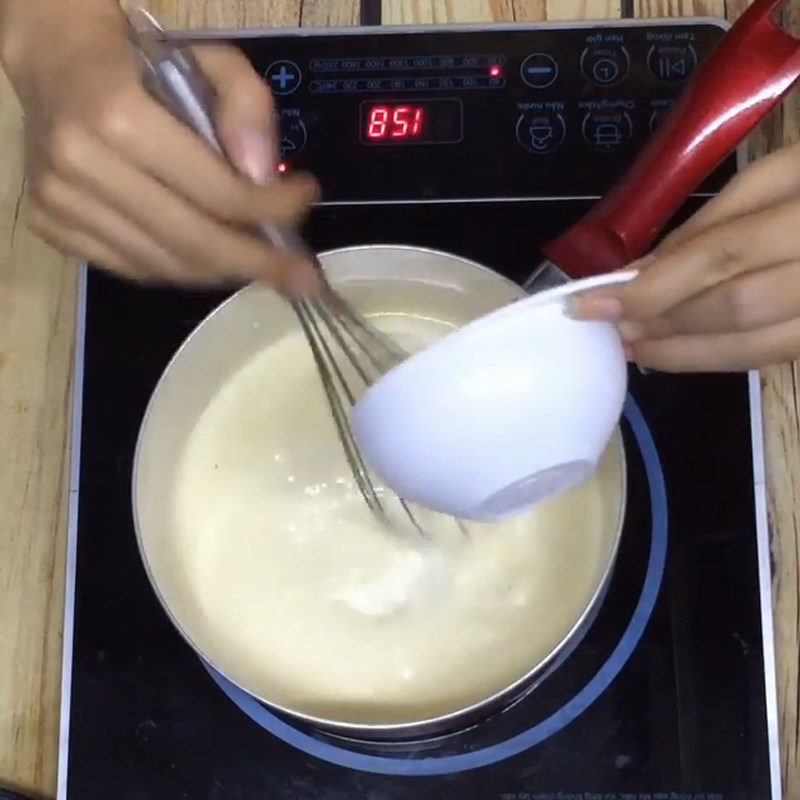 Step 2 Cook the cheese sauce from cream cheeses and whipping cream