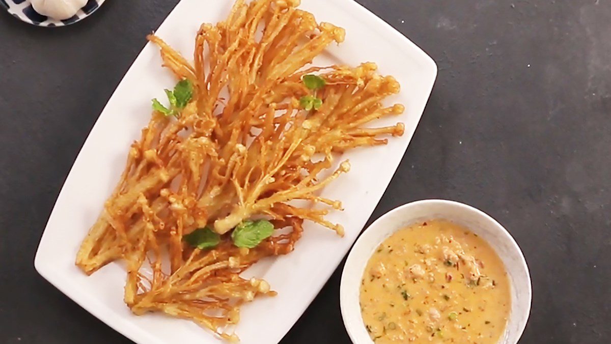 Crispy enoki mushrooms with shrimp and meat sauce