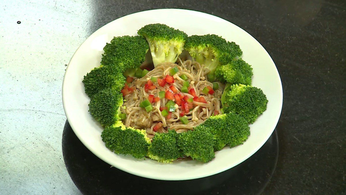 Stir-fried Enoki Mushrooms with Broccoli