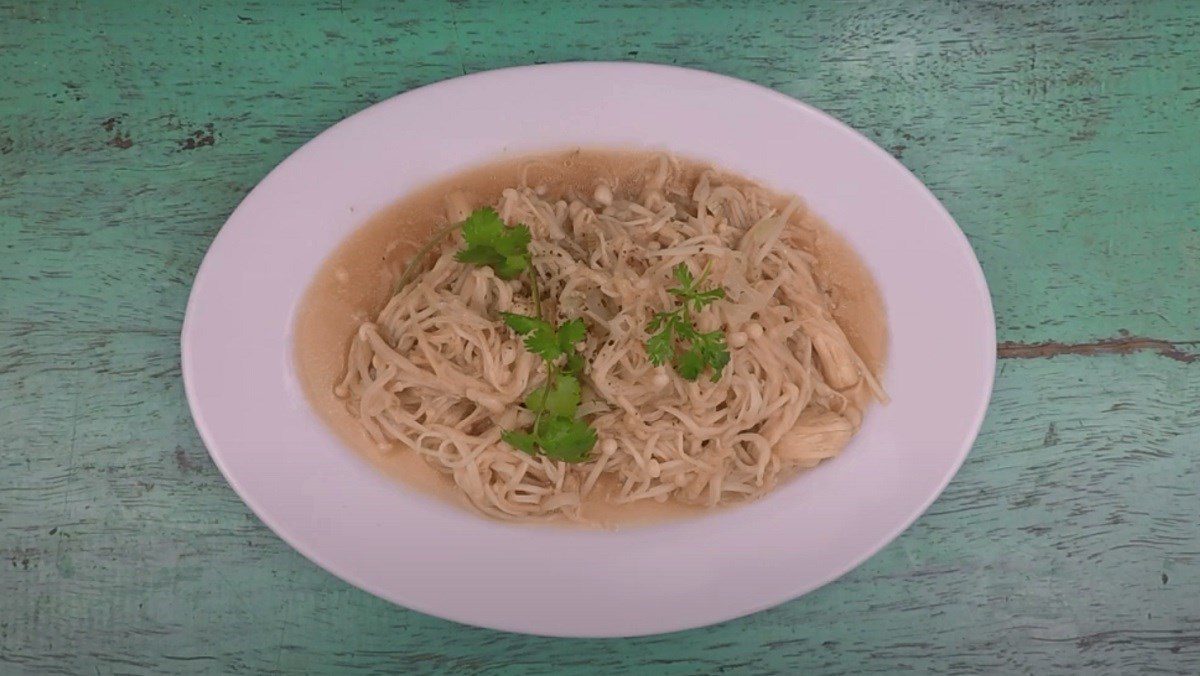 Stir-fried vegetarian enoki mushrooms