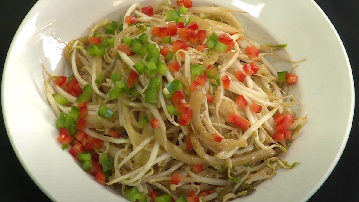 Stir-fried enoki mushrooms with bean sprouts